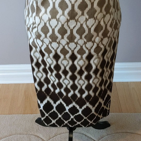 Sleeveless Printed Dress - Picture 2 of 5